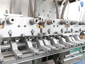 Pinzas para bolsas, panel de control HMI, tanque de producto líquido, sistema de transporte