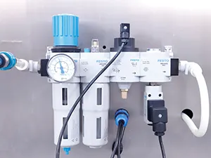 Pinzas para bolsas, panel de control HMI, tanque de producto líquido, sistema de transporte