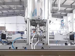 Pinzas para bolsas, panel de control HMI, tanque de producto líquido, sistema de transporte