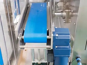 Pinzas para bolsas, panel de control HMI, tanque de producto líquido, sistema de transporte