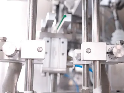 Sistema de agarre, tolva de producto, sistema de tranpsorte, unidad de llenado