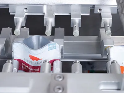 Sistema de agarre, tolva de producto, sistema de tranpsorte, unidad de llenado