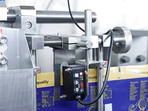 Envasadora horizontal para bolsas zipper, llenado con 1 boquilla