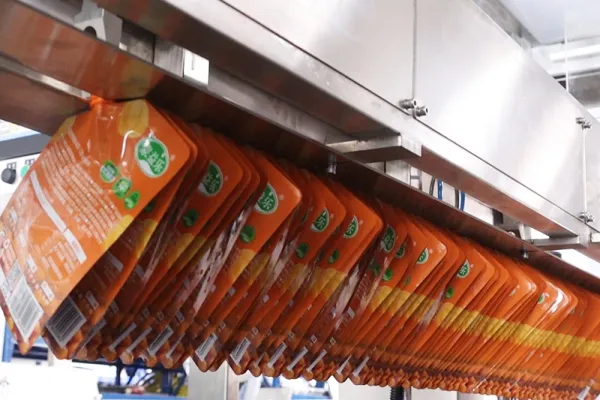 Máquina de llenado y taponado de bolsas con boquilla (con spout)