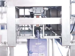 Máquina de llenado y taponado de bolsas con boquilla (con spout)